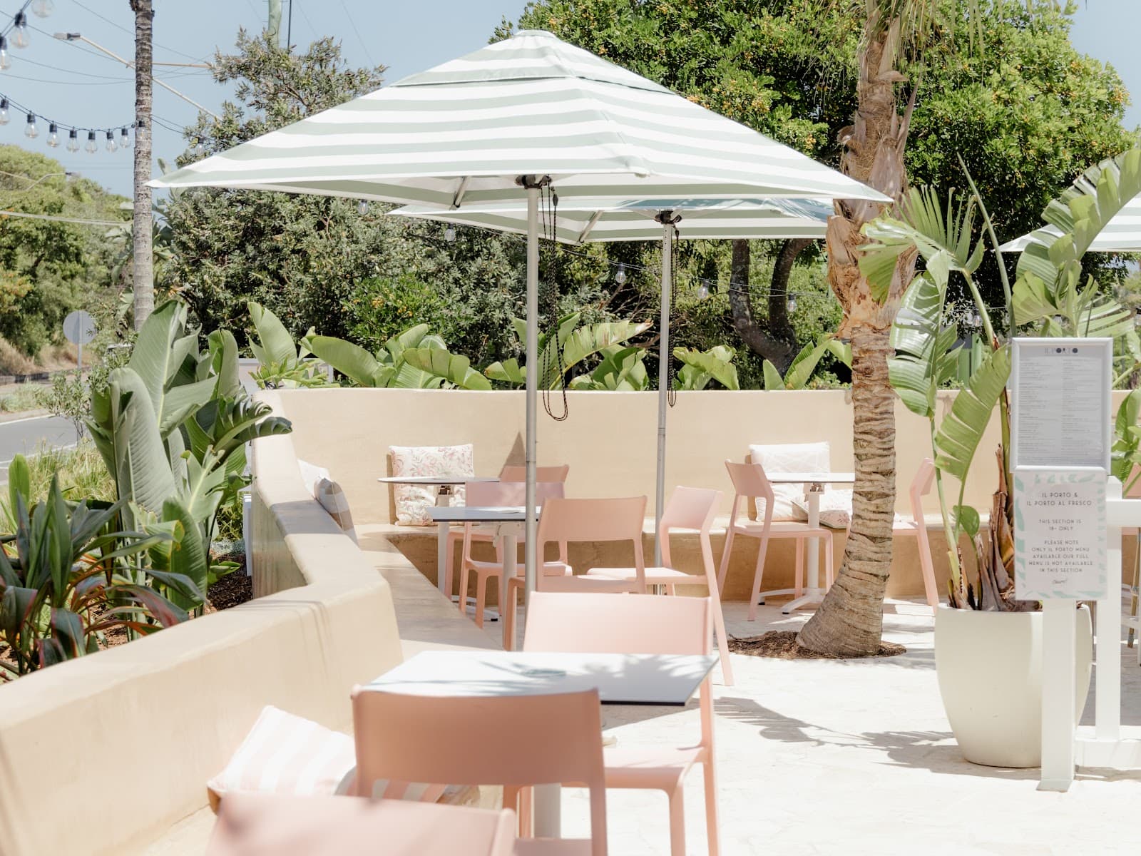 Peregian Beach Hotel — Peregian Beach, Sunshine Coast