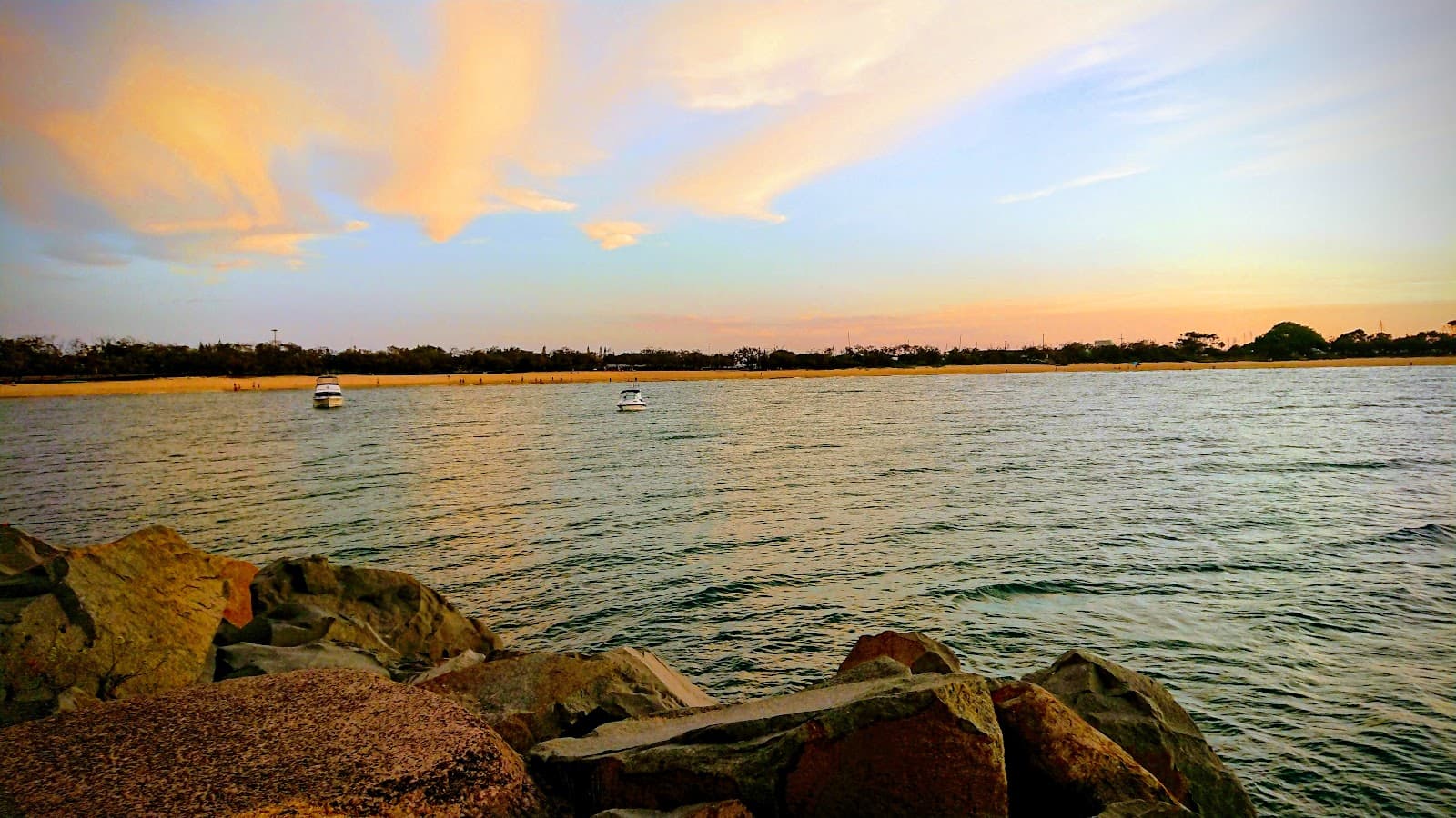 Rock wall Mooloolaba — Mooloolaba, Sunshine Coast